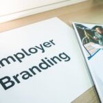 Een moderne kantooromgeving met werknemers die samenwerken met behulp van technologie en AI HR-tools.