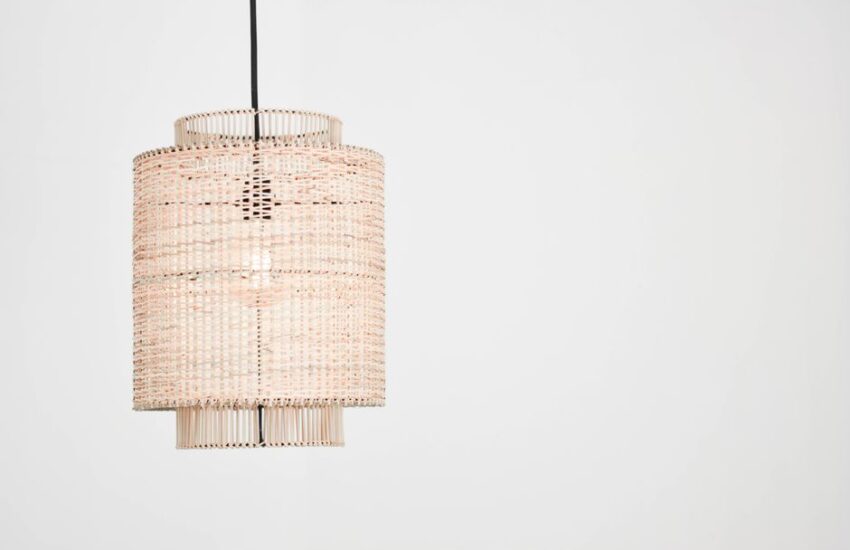 Een stijlvolle hanglamp van natuurlijke vezels in een warm ingericht salon, perfect voor een gezellige sfeer.